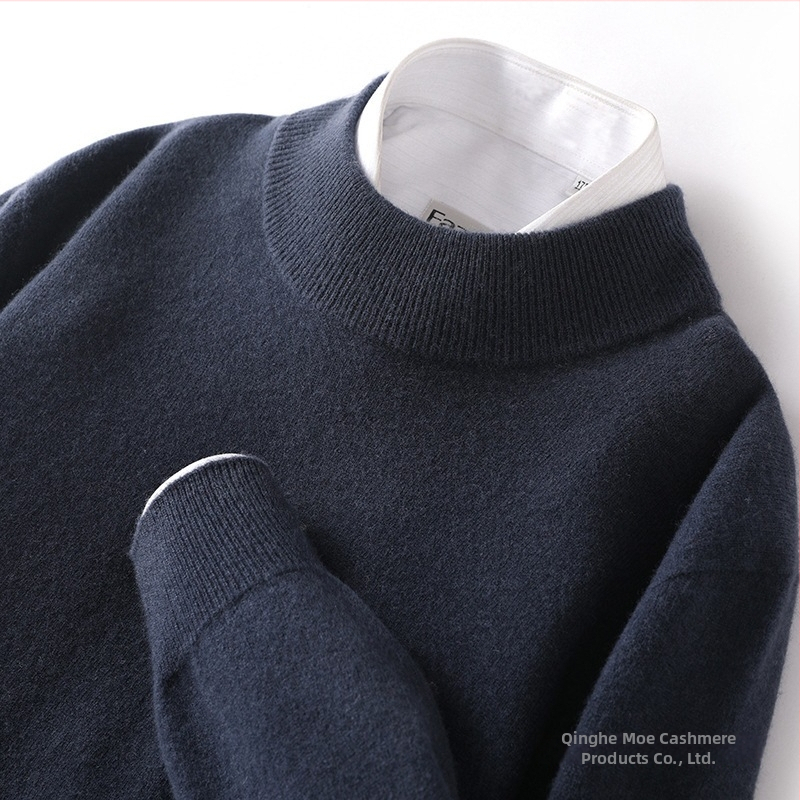 Pánsky sveter z 100% vlny, polovične vysoký golier, dlhé rukávy, priliehavý strih, zima