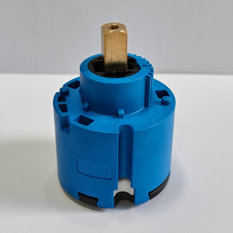 Keramički jezgreni ventil za tuš bateriju – moderni minimalistički dizajn