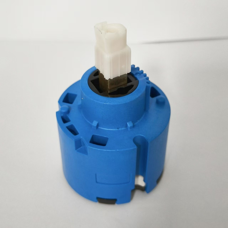 Keramički jezgreni ventil za tuš bateriju – moderni minimalistički dizajn