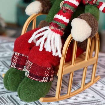 Vianočná retro bábika z textilu, sediaca figúrka, štýl kreslený, vianočná dekorácia