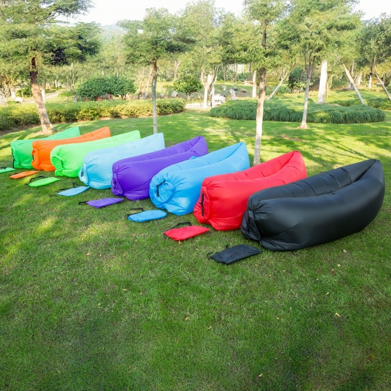 Prenosná nafukovacia pohovka na kempovanie a pláž (polyester; nafúknutie vzduchom; hmotnosť 0.6–1 kg; vhodné pre viaceré osoby)