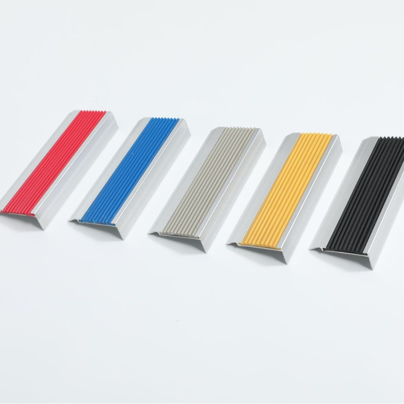 Hliníková protišmyková lišta na schody LT50 – L-uhlový ochranný roh, hrúbka steny 1,0 mm, Ruimai, moderný minimalistický štýl