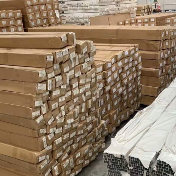 Xinyimei hliníkové zliatiny pravý roh profil pre schody – hladký, moderný štýl; Materiál: hliníková zliatina; Značka: Xinyimei; Montáž: nie je poskytovaná služba montáže