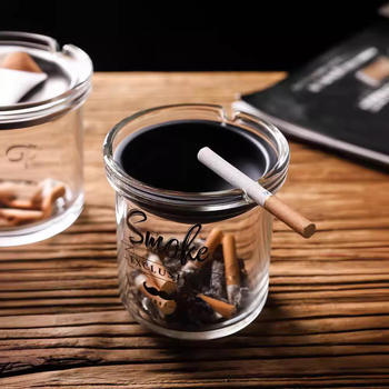 Sklenený popolník s viečkom, proti rozptylu popolov, viacúčelový (do auta, domova, kancelárie)