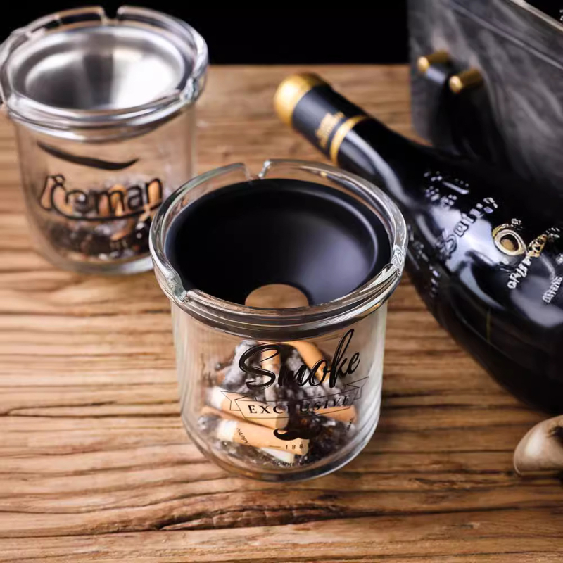 Sklenený popolník s viečkom, proti rozptylu popolov, viacúčelový (do auta, domova, kancelárie)