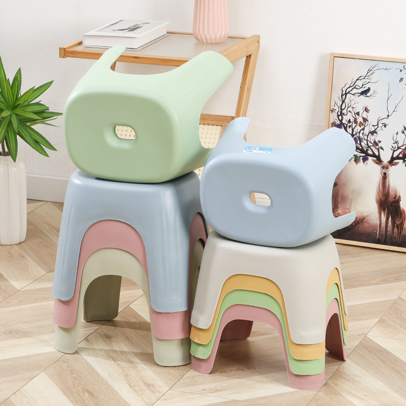 Plastová viacúčelová stolička do domácnosti — podpora nôh v kúpeľni a na výmenu topánok, jednoduchý moderný dizajn