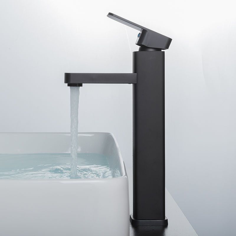 Umývadlový batéri do kúpeľne – meďné telo, keramický disk ventilu, povrch pečený náterom, špirálové otvorenie, jednospojový systém