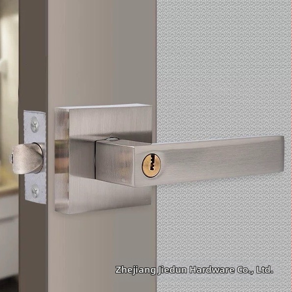 Zinková zliatina dverová zámka, typ guličkový zámok, model Ball lock tongue, vhodný pre drevené dvere, jednoduchý a odolný dizajn