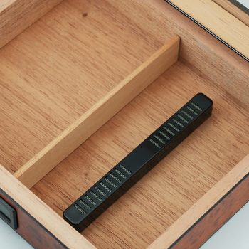 Humidor na cigarety - cedrové drevo so sklenenou výstavkou, uzavretý zvlhčovač, veľká kapacita 45 cigariet