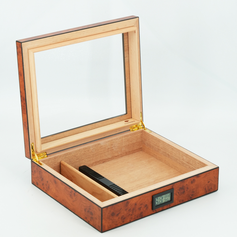 Humidor na cigarety - cedrové drevo so sklenenou výstavkou, uzavretý zvlhčovač, veľká kapacita 45 cigariet