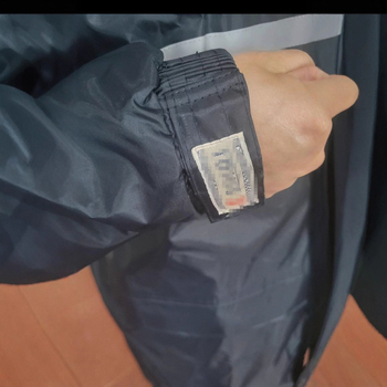 Reflexný set dáždnika a nohavíc pre dospelých - delený, hrubý celotelový ochranný plášť, 0,19 mm taftová látka, PVC lepiaca vodotesná vrstva, vhodné pre motocyklistu/elektrobicykel