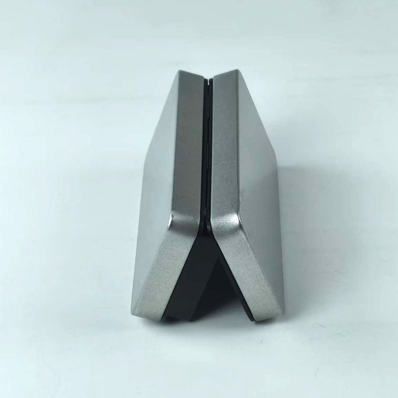 Štvorcová kovová šperková balíčka s matným povrchom a sklopným krytom – rozmery 106×54×37 mm, hrúbka steny 0,23 mm, model 1