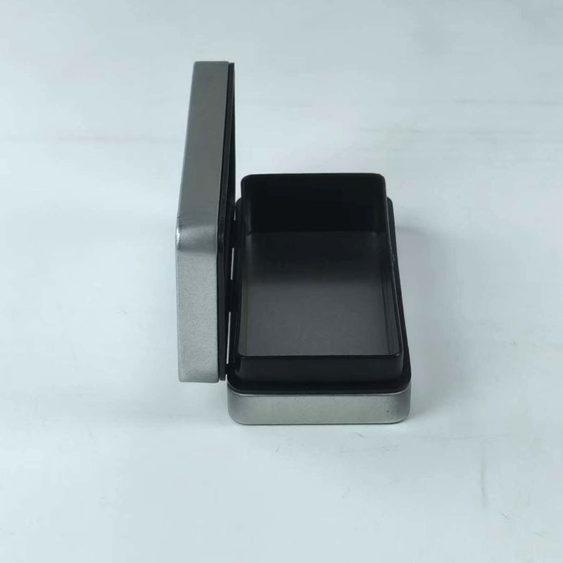 Štvorcová kovová šperková balíčka s matným povrchom a sklopným krytom – rozmery 106×54×37 mm, hrúbka steny 0,23 mm, model 1