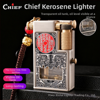 Kovový kerosénový zapaľovač s viečkom a bočným posuvným zapalovaním – prenášateľný, zberateľský, s potlačou loga