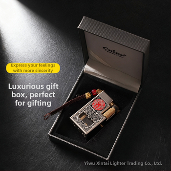 Kovový kerosénový zapaľovač s viečkom a bočným posuvným zapalovaním – prenášateľný, zberateľský, s potlačou loga