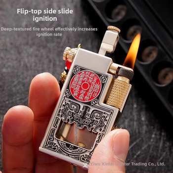 Kovový kerosénový zapaľovač s viečkom a bočným posuvným zapalovaním – prenášateľný, zberateľský, s potlačou loga