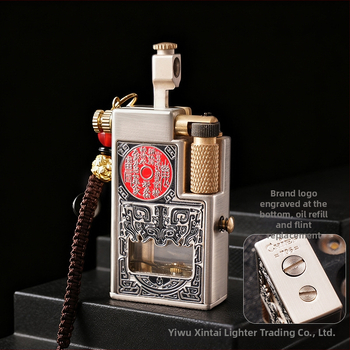 Kovový kerosénový zapaľovač s viečkom a bočným posuvným zapalovaním – prenášateľný, zberateľský, s potlačou loga