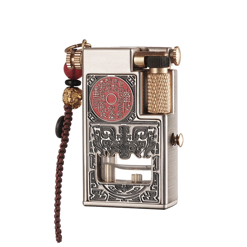 Kovový kerosénový zapaľovač s viečkom a bočným posuvným zapalovaním – prenášateľný, zberateľský, s potlačou loga