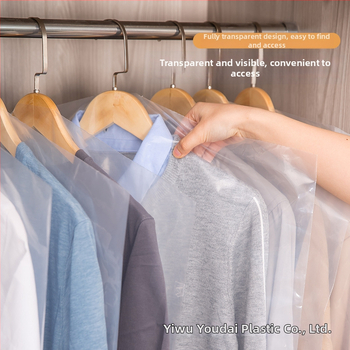 Plastová taška na odevy s ochranou proti prachu a vlhkosti, moderný minimalistický dizajn, vhodná na uloženie spodného prádla počas cestovania aj v spálni.