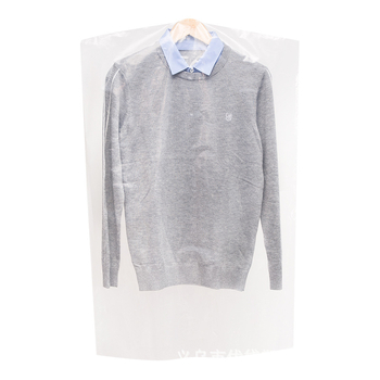 Plastová taška na odevy s ochranou proti prachu a vlhkosti, moderný minimalistický dizajn, vhodná na uloženie spodného prádla počas cestovania aj v spálni.