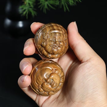 Rukou drvená guľôčka zo santalového dreva s Bohom bohatstva a Budhom Maitreya – pevné drevo, tlačené logo, na hranie