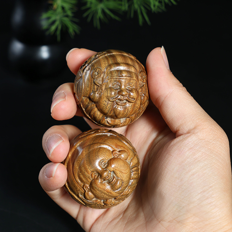 Rukou drvená guľôčka zo santalového dreva s Bohom bohatstva a Budhom Maitreya – pevné drevo, tlačené logo, na hranie