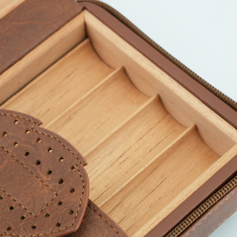 Prenosná krabica na cigary z kože s cedrovým drevom, zapínanie na zips, zvlhčovacie vrecko, kapacita 6 cigár