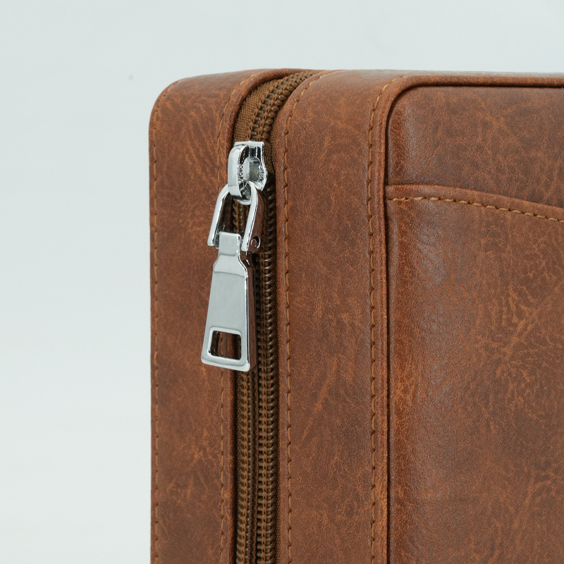 Prenosná krabica na cigary z kože s cedrovým drevom, zapínanie na zips, zvlhčovacie vrecko, kapacita 6 cigár