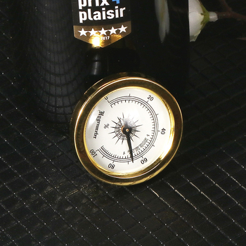 Forten plastová krabička na cigarety s priehľadným vlhkomerom, ľahký luxus štýl