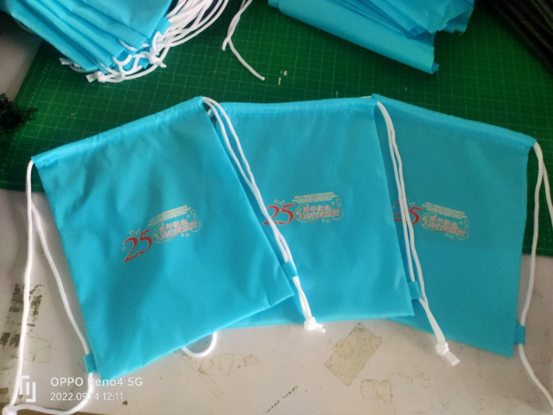 Batoh s Bundle vreckom | 210D polyester Oxford látka | šnúrkové zapínanie | jednostranná tlač loga tepelným prenosom | prispôsobiteľná potlač