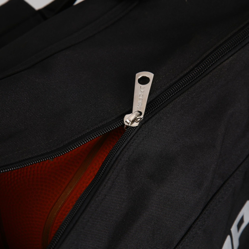 Taška na basketbal z hrubšej Oxford látky na uloženie, s dnom a bočnými stranami, ramenný crossbody popruh, sieťová kapsa, potlač loga na objednávku.