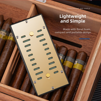 Zvlhčovač cigár a čaju, obdĺžniková schránka s kovovým krytom a vypínačom; materiál: plast + nerezová oceľ