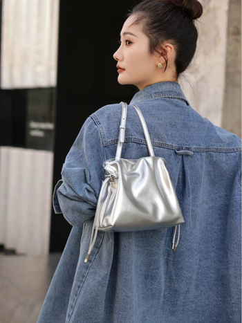 Dámska taška z pravej kože, mini vedierko tvar, mestský minimalistický štýl - polyesterová podšíčka, vnútorné vrecká na telefón a identifikáciu, jednofarebný vzor