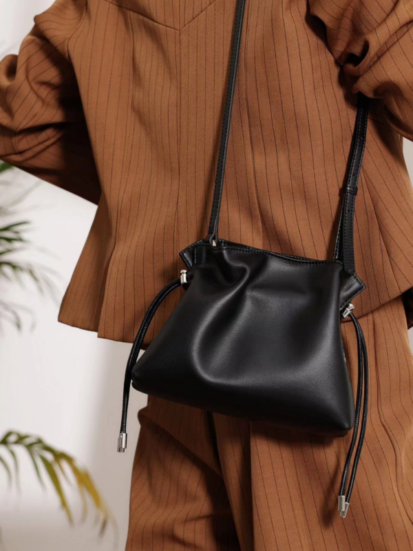 Dámska taška z pravej kože, mini vedierko tvar, mestský minimalistický štýl - polyesterová podšíčka, vnútorné vrecká na telefón a identifikáciu, jednofarebný vzor