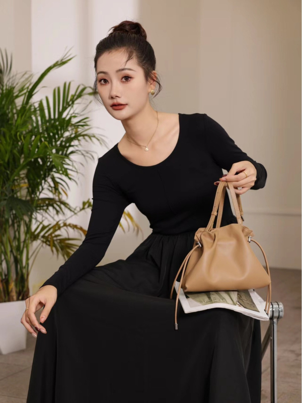 Dámska taška z pravej kože, mini vedierko tvar, mestský minimalistický štýl - polyesterová podšíčka, vnútorné vrecká na telefón a identifikáciu, jednofarebný vzor