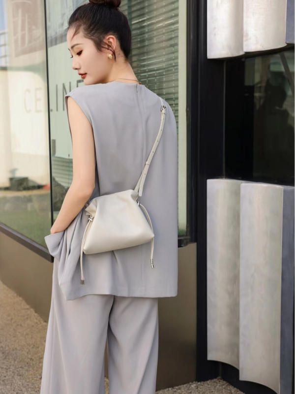 Dámska taška z pravej kože, mini vedierko tvar, mestský minimalistický štýl - polyesterová podšíčka, vnútorné vrecká na telefón a identifikáciu, jednofarebný vzor