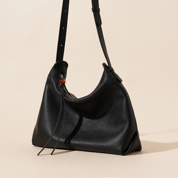 Taška cez rameno z pravej kože, mestský minimalistický štýl, vankúšový tvar, zapínanie na zips, vnútorné vrecká: tajné vrecko na zip a vrecko na telefón