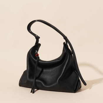 Taška cez rameno z pravej kože, mestský minimalistický štýl, vankúšový tvar, zapínanie na zips, vnútorné vrecká: tajné vrecko na zip a vrecko na telefón