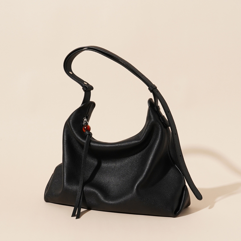 Taška cez rameno z pravej kože, mestský minimalistický štýl, vankúšový tvar, zapínanie na zips, vnútorné vrecká: tajné vrecko na zip a vrecko na telefón