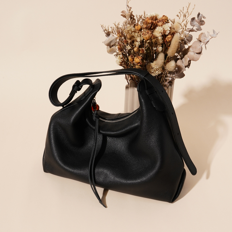 Taška cez rameno z pravej kože, mestský minimalistický štýl, vankúšový tvar, zapínanie na zips, vnútorné vrecká: tajné vrecko na zip a vrecko na telefón