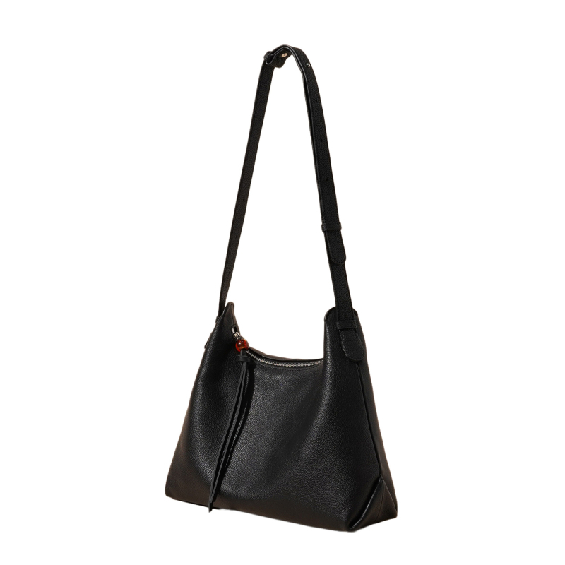 Taška cez rameno z pravej kože, mestský minimalistický štýl, vankúšový tvar, zapínanie na zips, vnútorné vrecká: tajné vrecko na zip a vrecko na telefón