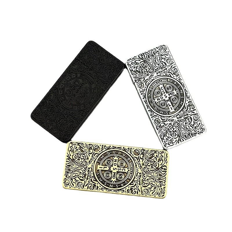 Kovový butánový zapalovač s otvoreným plameňom a reliéfom starého brúsneho kotúča, dekoratívny, možnosť potlače loga