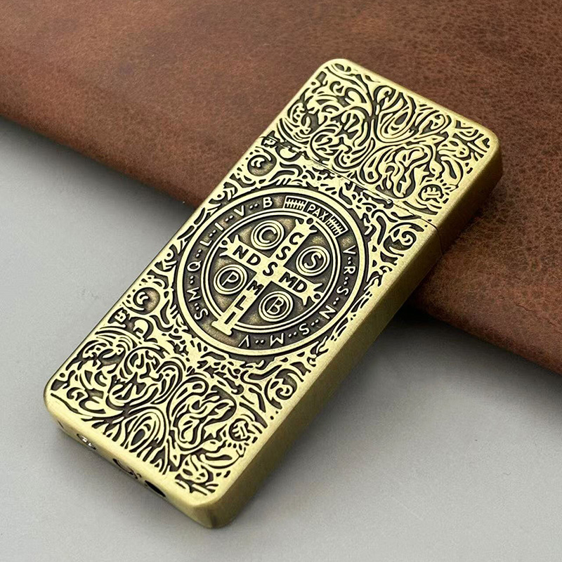 Kovový butánový zapalovač s otvoreným plameňom a reliéfom starého brúsneho kotúča, dekoratívny, možnosť potlače loga