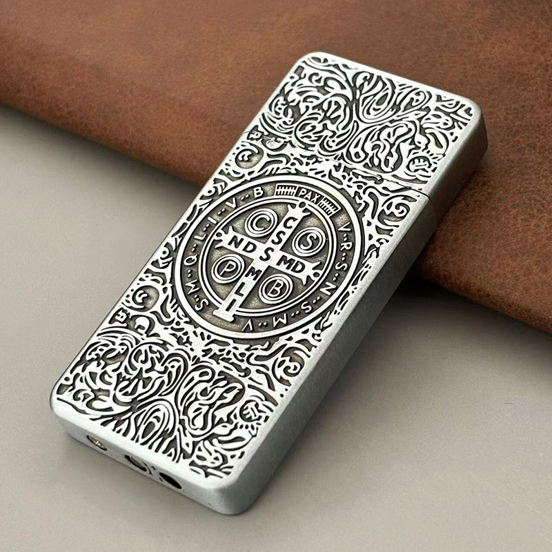 Kovový butánový zapalovač s otvoreným plameňom a reliéfom starého brúsneho kotúča, dekoratívny, možnosť potlače loga