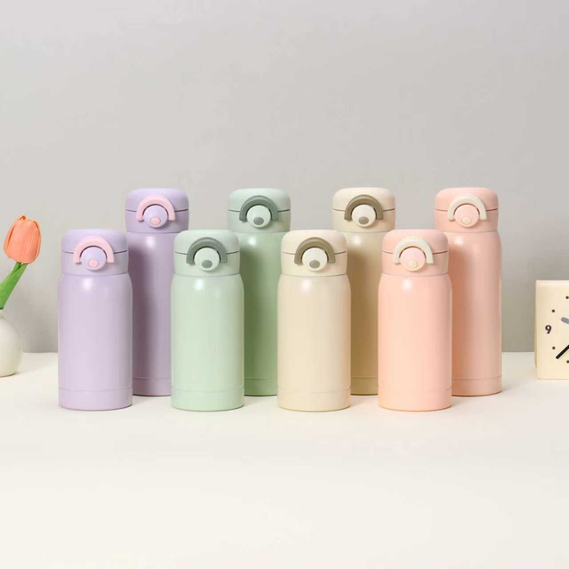 Izolovaný pohár zo 316 nerezovej ocele s uzamknutím teploty, popruh na nosenie, vákuová izolácia, uzáver s tlačidlom