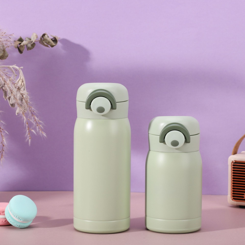 Izolovaný pohár zo 316 nerezovej ocele s uzamknutím teploty, popruh na nosenie, vákuová izolácia, uzáver s tlačidlom