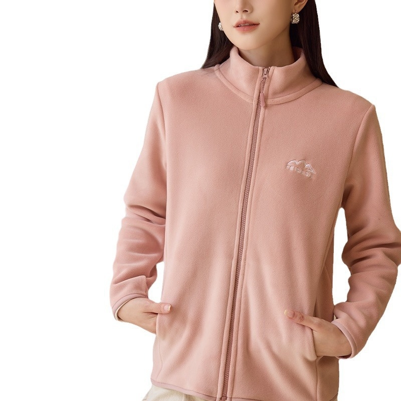 Dámska fleece bunda so zipsom a stojacim golierom; hrubý fleece; materiál: polyester s elastanom 90–95%; uzáver: zips; golier: stojaci; strih: slim fit