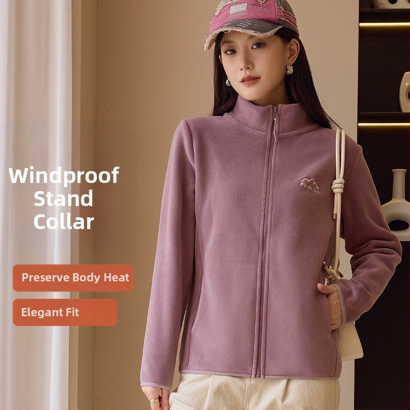 Dámska fleece bunda so zipsom a stojacim golierom; hrubý fleece; materiál: polyester s elastanom 90–95%; uzáver: zips; golier: stojaci; strih: slim fit