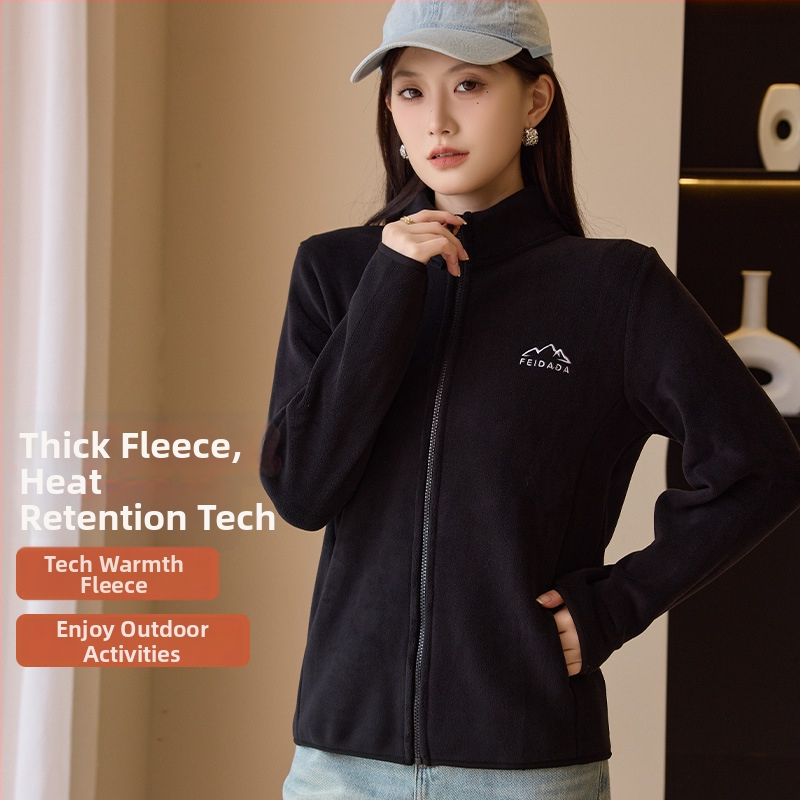 Dámska fleece bunda so zipsom a stojacim golierom; hrubý fleece; materiál: polyester s elastanom 90–95%; uzáver: zips; golier: stojaci; strih: slim fit