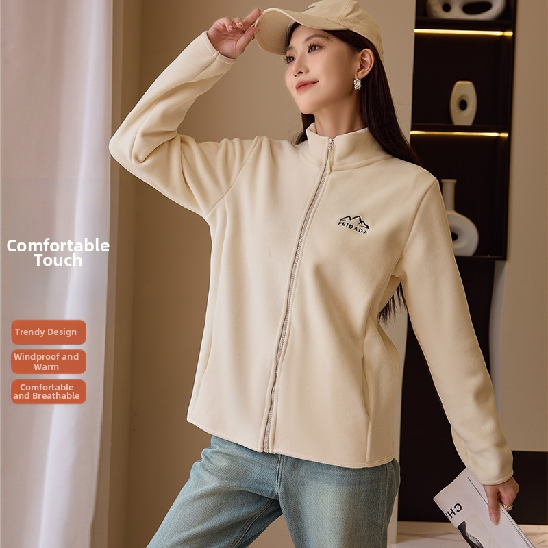 Dámska fleece bunda so zipsom a stojacim golierom; hrubý fleece; materiál: polyester s elastanom 90–95%; uzáver: zips; golier: stojaci; strih: slim fit